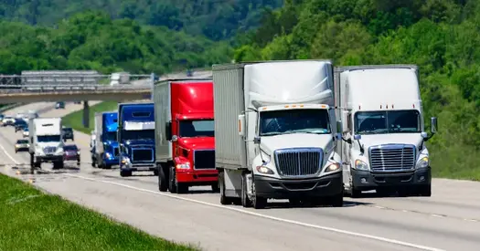 varios camiones en carretera