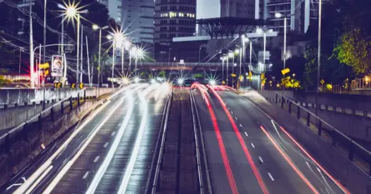 carretera de noche con luces de vehiculos