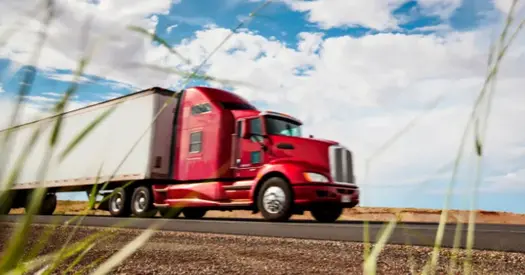 Camion rojo en carretera