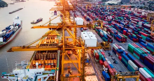 Puerto con containers