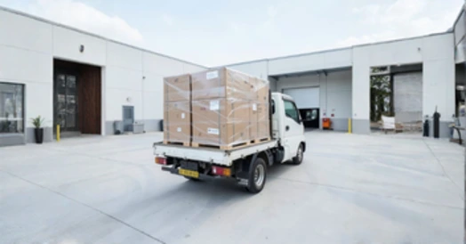 camion chico con carga pequeña