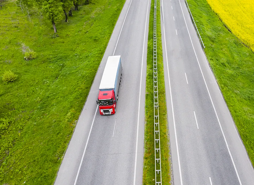 Camion con Carga en Carretera
