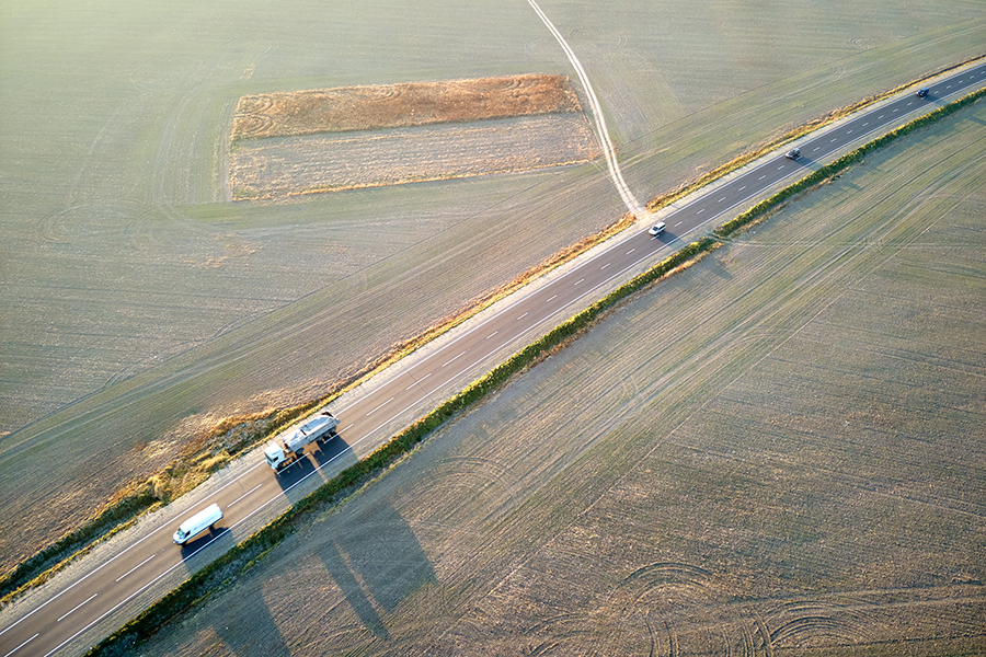 Vista aérea de una carretera con un camión transportando carga